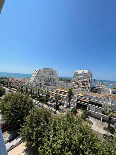 une ville avec deux bâtiments et une rue avec des arbres dans l'établissement Cœur de ville Appartement t2 cabine pour 4 personnes N127, à La Grande Motte