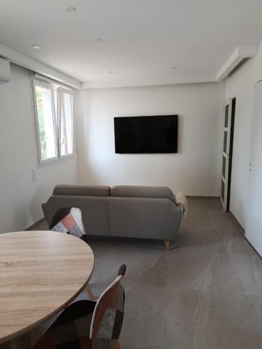 Μια τηλεόραση ή/και κέντρο ψυχαγωγίας στο appart cosy grau d'agde