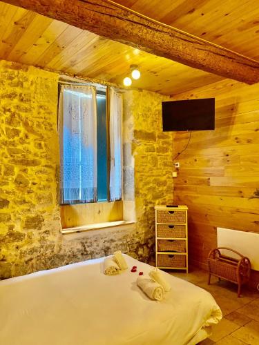 - une chambre avec un lit, une fenêtre et une télévision dans l'établissement Studio Julia, à Carcassonne
