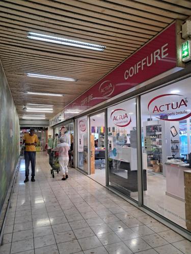 a group of people walking through a shopping mall at Grand studio varangue lagon La Saline in Saint-Paul