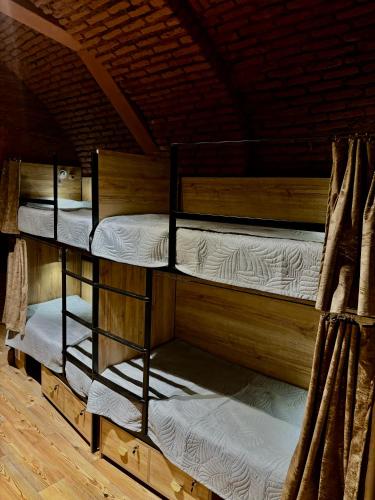 Postel nebo postele na pokoji v ubytování Vintage Hostel At Freedom Square