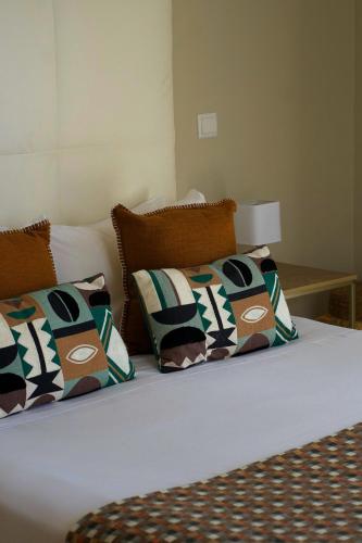 Кровать или кровати в номере Arrifana Destination Suites