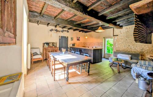 une cuisine et un salon avec une table et des chaises dans l'établissement Holiday Home Grignols With A Fireplace 324, à Grignols