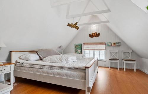 Un lugar para sentarse en Charming Home In Samsø With 1 Bedroom