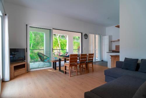 un salon avec une table et un canapé dans l'établissement Au C103 - La Vie est Belle, au Palais