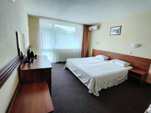 Llit o llits en una habitació de Sandor Hotel