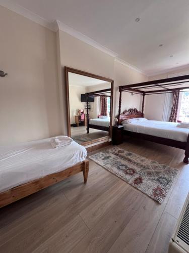 Ένα ή περισσότερα κρεβάτια σε δωμάτιο στο Royal Britannia Hotel