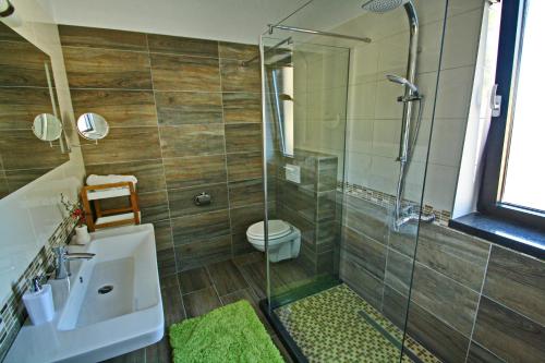 un bagno con doccia, lavandino e WC di Luxuriöse Villa Hera, Korcula, Am Strand a Babina