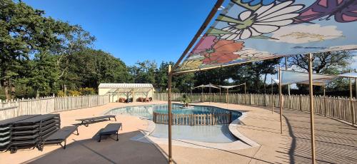 Bazén v ubytování Cottage Confort 1 Ch nebo v jeho okolí