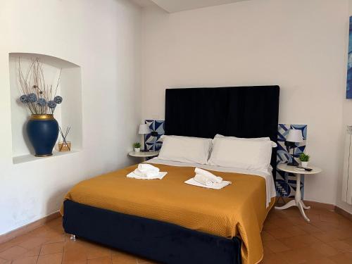 a bedroom with a bed with two towels on it at Rooms Hub Costa d'Amalfi - Vietri sul Mare in Vietri sul Mare