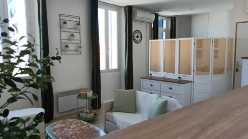 un salon avec une table et une chaise dans l'établissement Vu port 2 personnes avec vélos, à La Seyne-sur-Mer