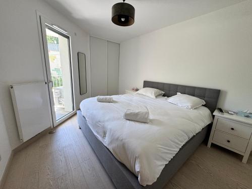 En eller flere senge i et værelse på Le Palmier