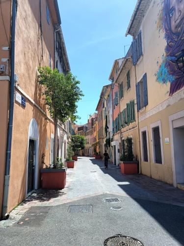 une rue vide dans une ruelle avec des bâtiments dans l'établissement Vu port 2 personnes avec vélos, à La Seyne-sur-Mer