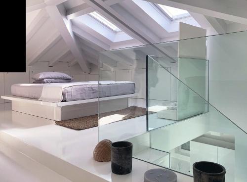 une chambre avec un lit et une paroi vitrée dans l'établissement Villa Rosa Del Mare, à Senigallia