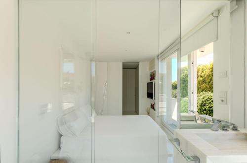 une salle de bain blanche avec un lavabo et un miroir dans l'établissement Villa Rosa Del Mare, à Senigallia