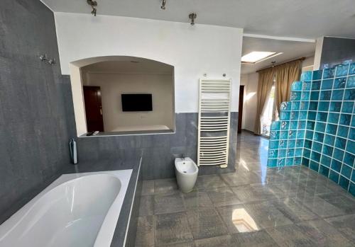 Bilik mandi di Villa Esmeralda