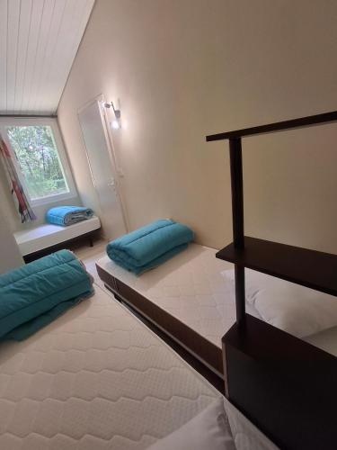 une chambre avec deux lits superposés et une fenêtre dans l'établissement Cottage Familly 2Ch, à Mareuil-sur-Lay
