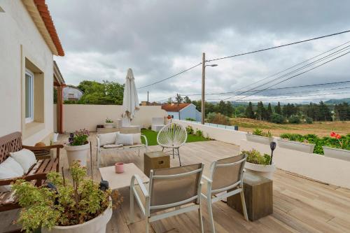 a patio with a table and chairs on a balcony at Lovely House in Setúbal