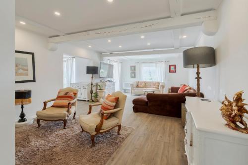 a living room with a couch and chairs at Lovely House in Setúbal