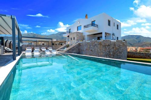 Gallery image of Grey Grand Villa Privater Pool in Asprouliánoi