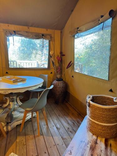 a room with a table and chairs in a tiny house at Tenda Familiare in Monterotondo