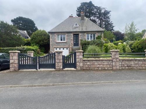 667 - Charmante maison en pierre à Erquy, à quelques minutes des plages et du centre