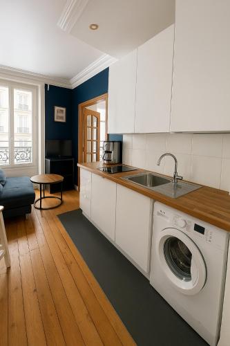 une cuisine avec une machine à laver dans une cuisine dans l'établissement CHAMPS DE MARS - SUFFREN, à Paris