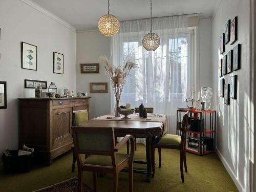 une salle à manger avec une table et des chaises dans l'établissement 667 - Charmante maison en pierre à Erquy, à quelques minutes des plages et du centre, à Erquy