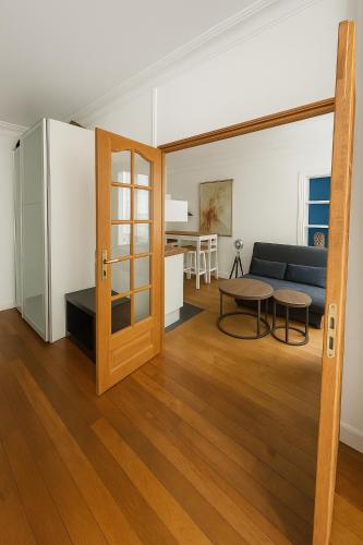 un salon avec un canapé et une table dans l'établissement CHAMPS DE MARS - SUFFREN, à Paris