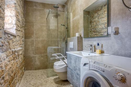 Ένα μπάνιο στο Holiday House Vili