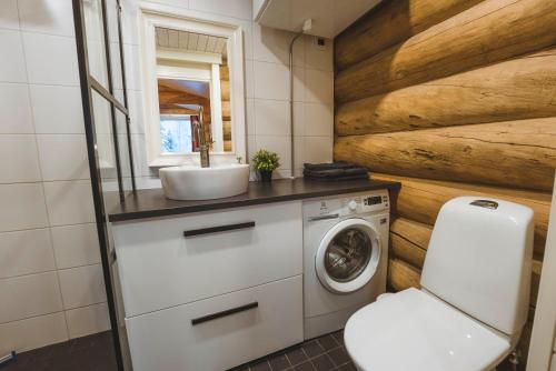Ένα μπάνιο στο Log Cabin with Private Sauna by Invisible Forest Lodge