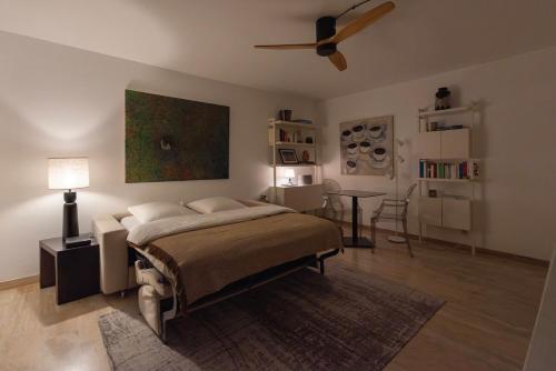 une chambre avec un lit et un ventilateur de plafond dans l'établissement Cozy studio in CapBrun, à Toulon