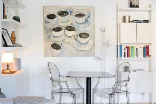 une salle à manger avec une table et deux chaises dans l'établissement Cozy studio in CapBrun, à Toulon