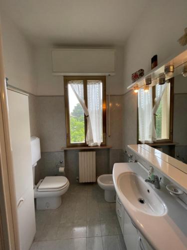 a bathroom with a sink and a toilet and a window at Marotta, delizioso e ampio Trilocale a 400mt dal Mare in Marotta