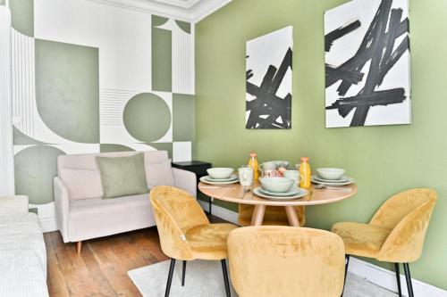 une salle à manger avec une table et des chaises dans l'établissement Ravissant appartement à Paris 14ème-IV, à Paris