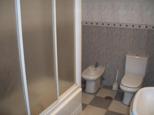 łazienka z prysznicem, toaletą i umywalką w obiekcie Hostal Paracuellos w mieście Paracuellos de Jarama
