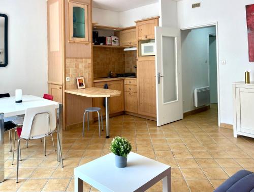 une cuisine et une salle à manger avec une table et des chaises dans l'établissement Antinéa - Clarté, Calme et Confort à 200m de la Plage avec Parking, à La Grande Motte