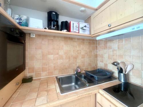 une cuisine avec un évier et un plan de travail dans l'établissement Antinéa - Clarté, Calme et Confort à 200m de la Plage avec Parking, à La Grande Motte