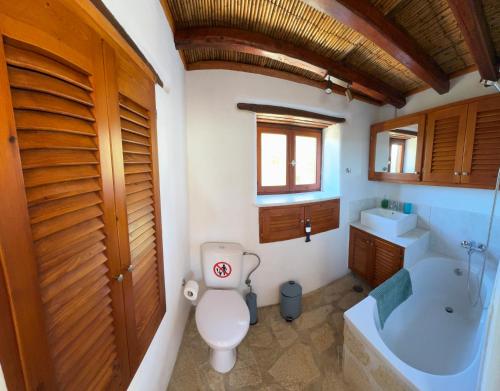 un bagno con wc e vasca da bagno di Villa Kostopoulos Studio Zeus a Kampos Paros