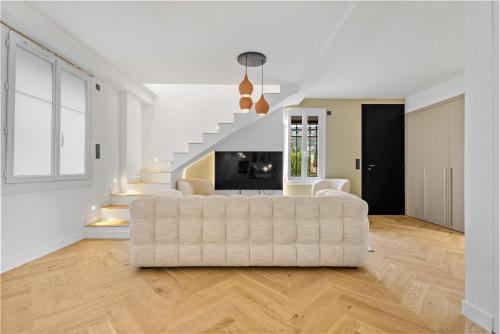 - un salon avec un canapé blanc et des escaliers dans l'établissement Luxueuse Villa L'Olivier Cannes 4 chambres jacuzzi, à Cannes