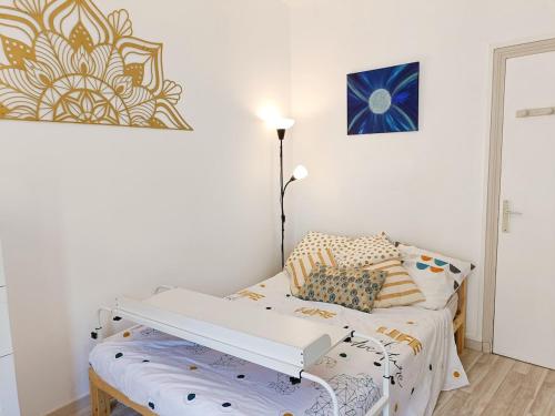 - une petite chambre avec un lit et un tableau mural dans l'établissement Studio for 2 close to beaches, à Toulon