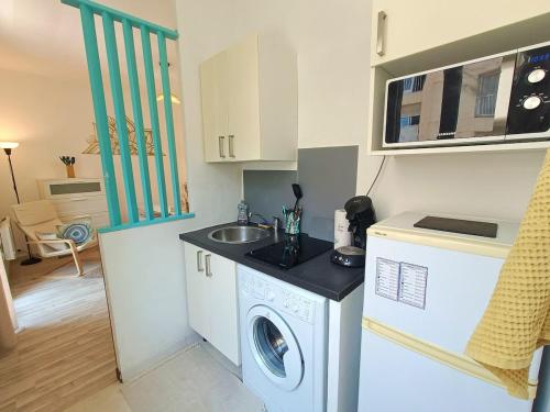 une petite cuisine avec une machine à laver et un évier dans l'établissement Studio for 2 close to beaches, à Toulon