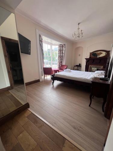 Ένα ή περισσότερα κρεβάτια σε δωμάτιο στο Royal Britannia Hotel