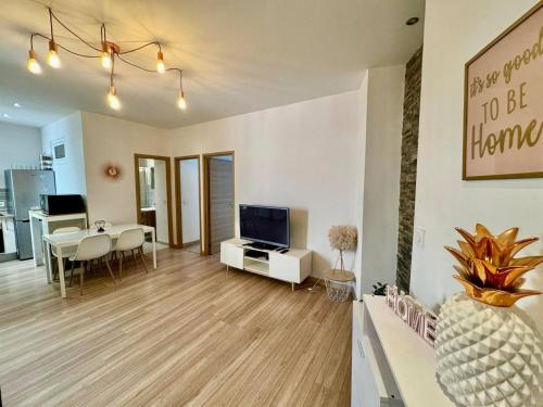 un salon avec une télévision et une salle à manger dans l'établissement 3 pièces Nice Port Smolett, à Nice
