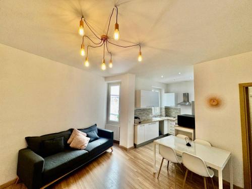 un salon avec un canapé et une table dans l'établissement 3 pièces Nice Port Smolett, à Nice