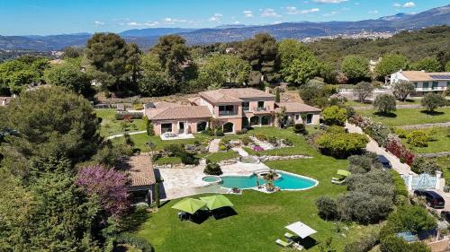 une vue aérienne d'une maison avec piscine dans l'établissement Prestigious Villa in Mougins 6 bedrooms spa cinema and nightclub, à Mougins