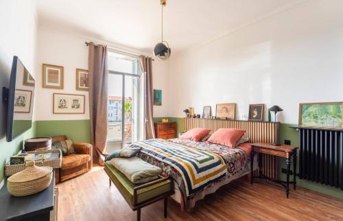 une chambre avec un lit, une chaise et une fenêtre dans l'établissement Magnifique 2 chambres Centre Cannes - 4 personnes - WIFI Terrasse, à Cannes