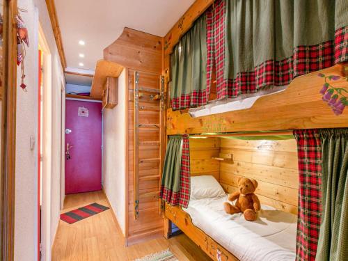 - un ours en peluche assis sur un lit superposé dans un dortoir dans l'établissement Coquet appartement montagnard proche commodités - FR-1-694-35, à Val dʼIsère