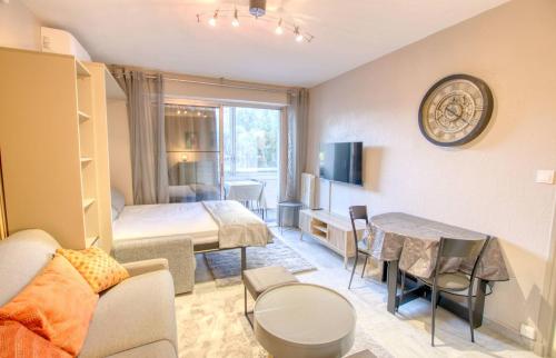 - un salon avec un lit et une table dans l'établissement Studio Antibes Centre ville - Parking WIFI Climatisation - LIMESTAY, à Antibes