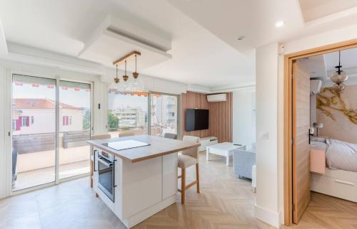 Il comprend une cuisine, un salon avec un bureau et une chambre. dans l'établissement Les YUCCAS - 2 pièces Suquet Parking Vue Mer pour 4 personnes, à Cannes